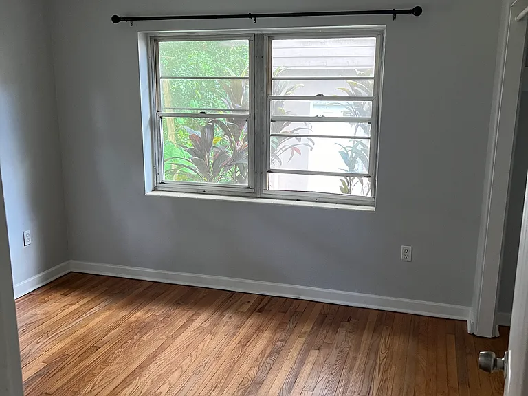 718 S Mills Ave — Photo 4