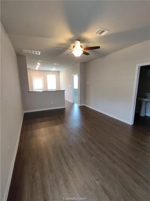 967 Crossing Dr — Photo 2