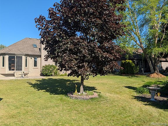 4th image of 57487 Nicholas Dr