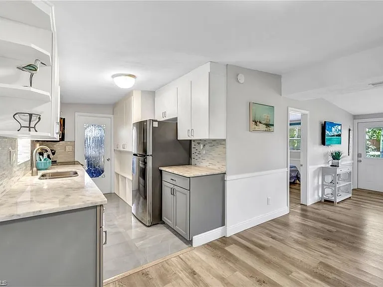 2047 Harbor Ln — Photo 7