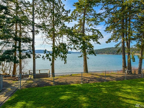 Green lawn and sweeping views from deck.  Fully fenced for pet.