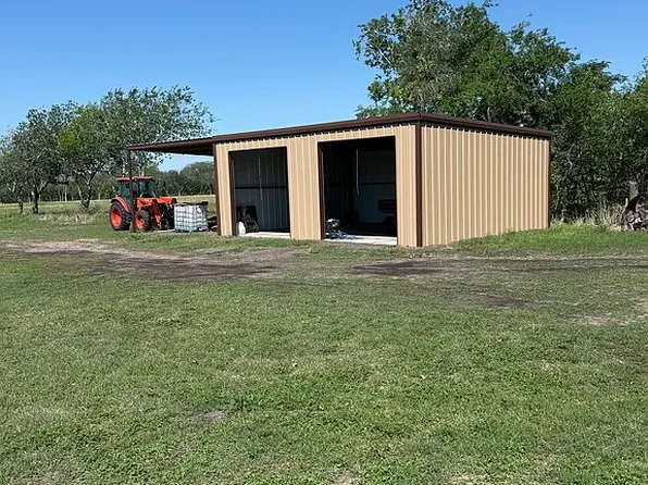 721 Deaf Smith Rd, Beeville, TX 78102