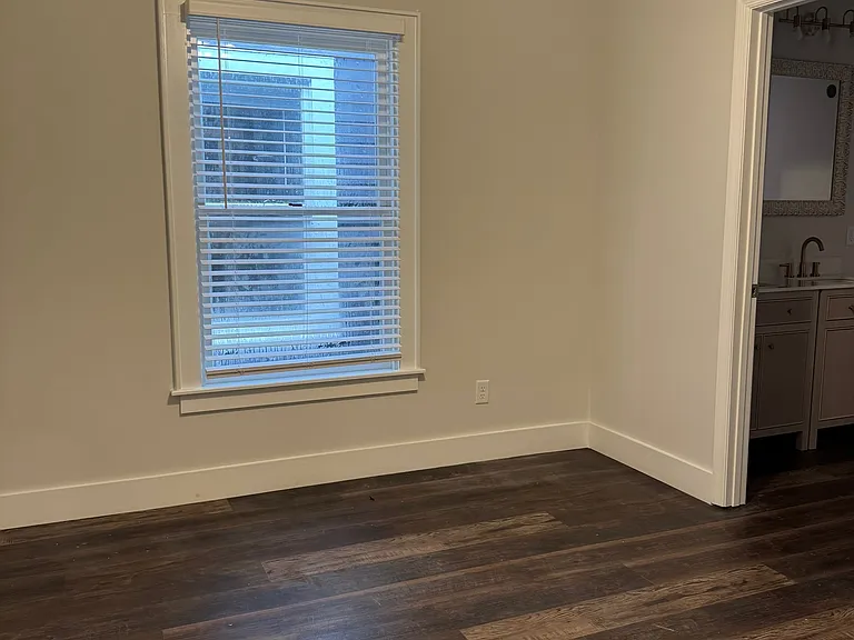726 W Victory Dr — Photo 6