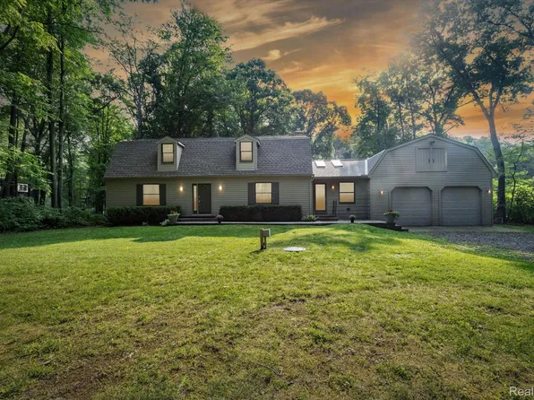 217 Liddy Dr, Brighton, MI 48114