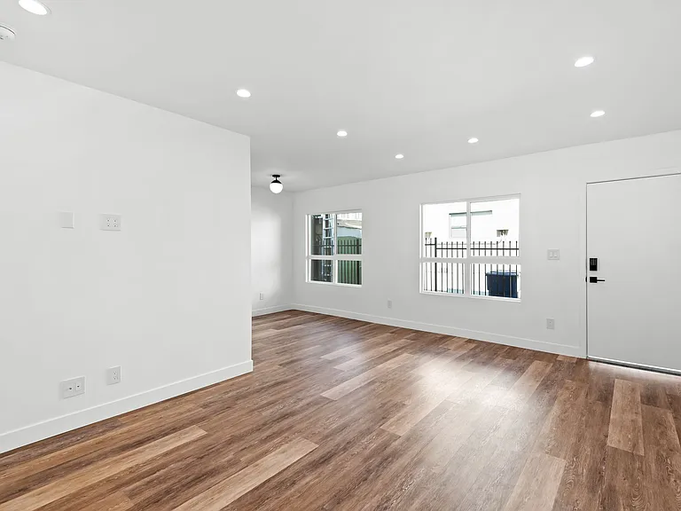 1563 Gordon St — Photo 7