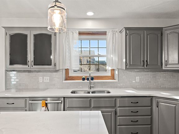3rd image of 1402 NW Parkridge Pl