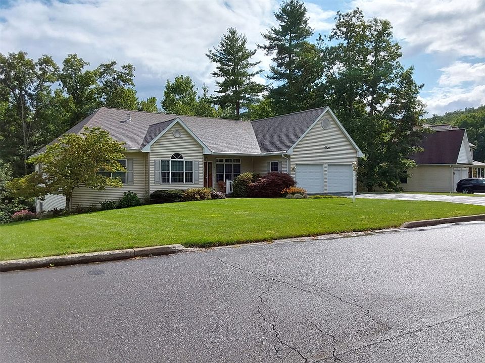 1st image of 4 Fernwood Ln
