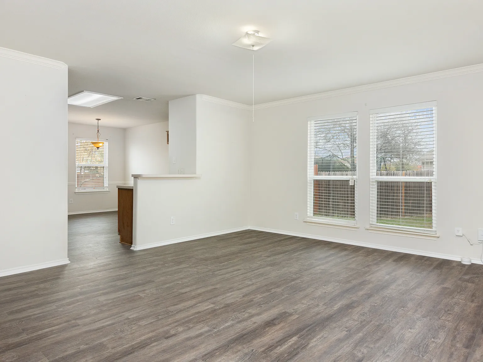 Exceptional Single-Story Rental in Prime Location — Photo 4