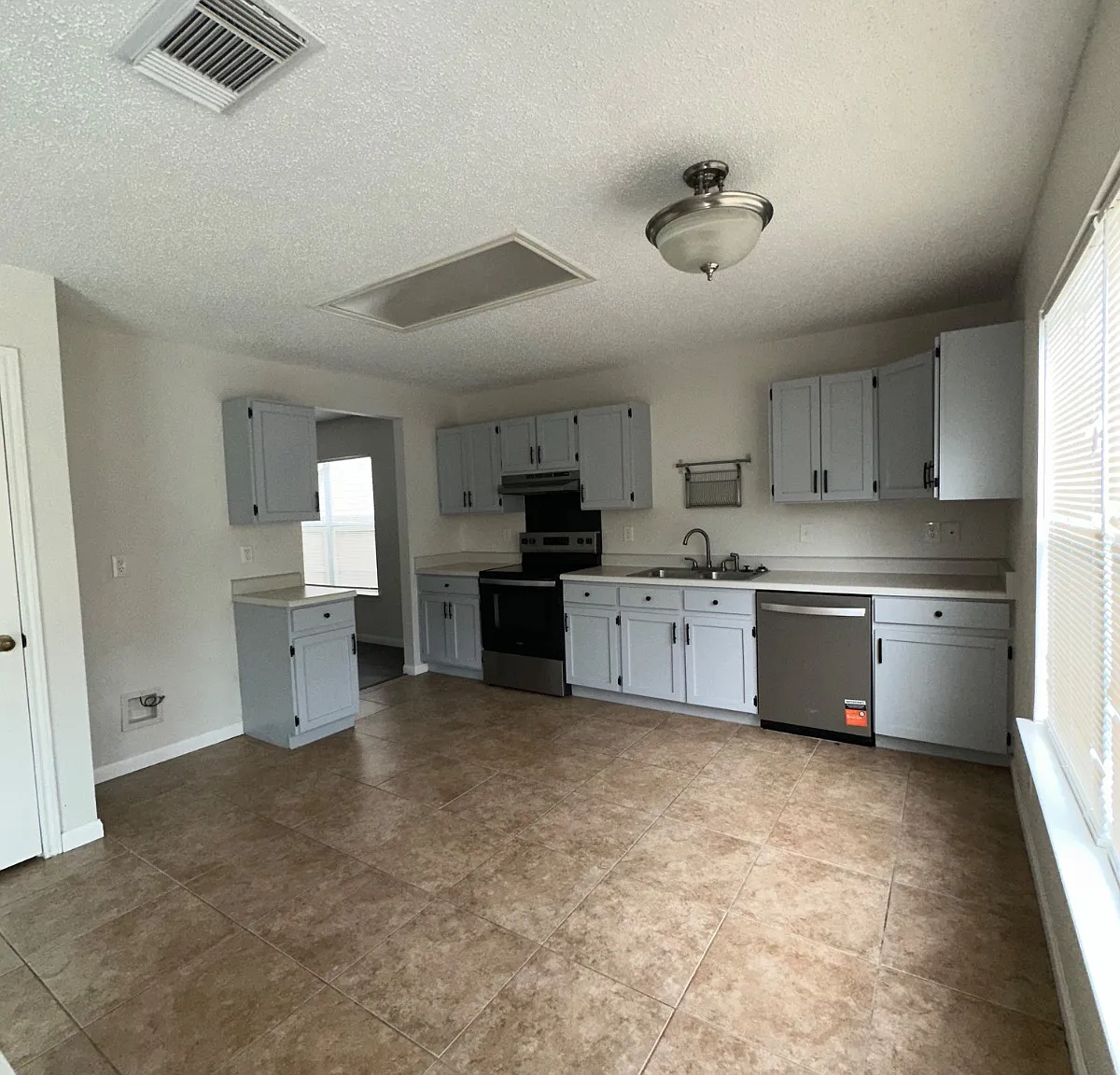 4 bed, 2.5 bath, 2278 sqft, $2,000 — Photo 2