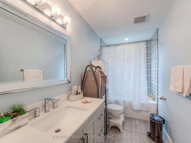 132 Allen St E #1 — Photo 16