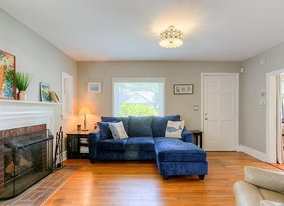5th image of 213 Bland St