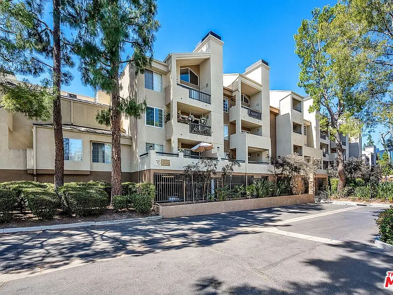 21520 Burbank Blvd #313 — Photo 8