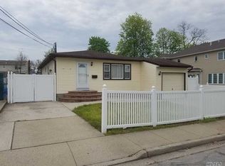17 Grove St, Hicksville, NY 11801