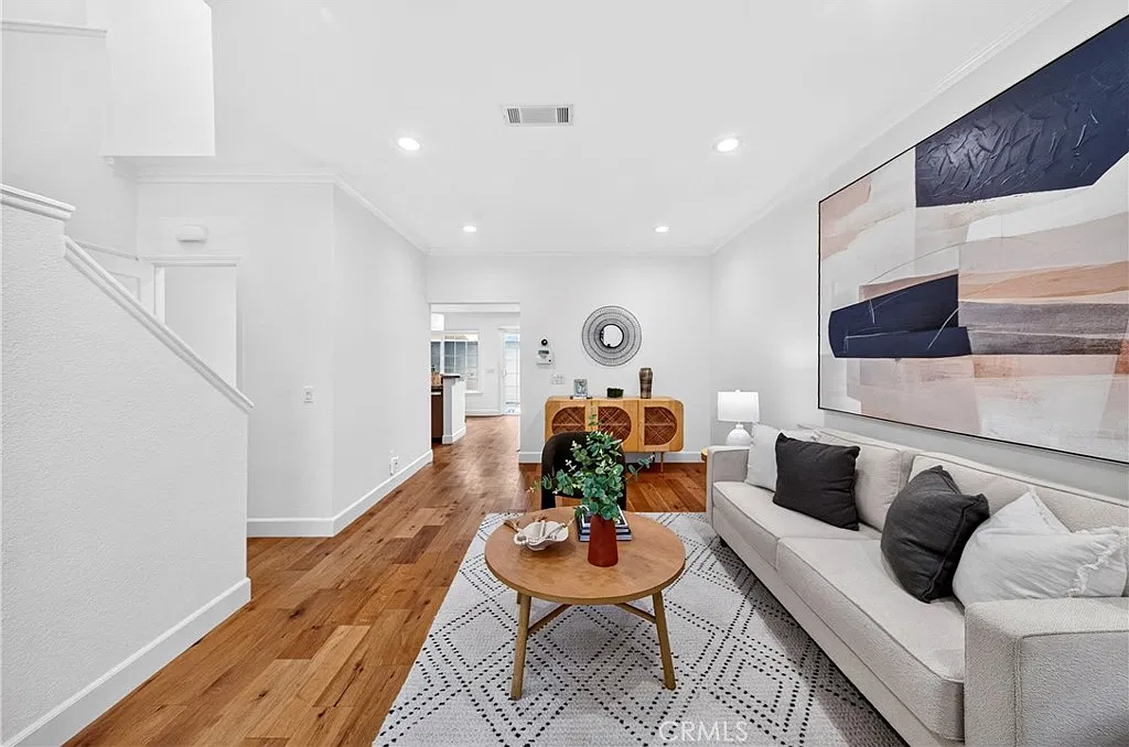 3 bed, 2.5 bath, 1384 sqft, $4,300 — Photo 3
