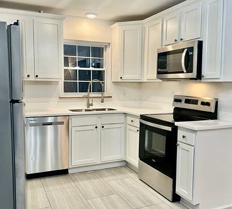 All new kitchen.....everything is new. Icemaker in refrig.