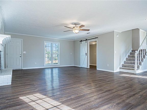 5th image of 2412 Greenbriar Dr