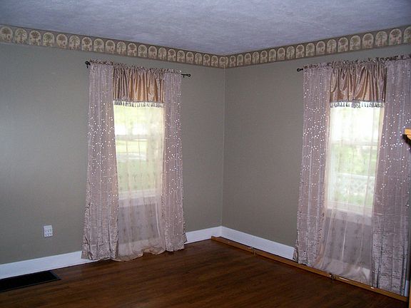 Lovely Living room/Hardwood Floor/Freshly Painted