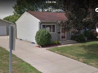 3016 Welshire Dr, Bettendorf, IA