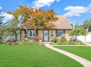 15 Haven Ln, Levittown, NY 11756