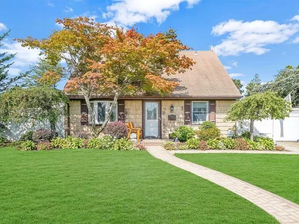 15 Haven Lane, Levittown, NY 11756