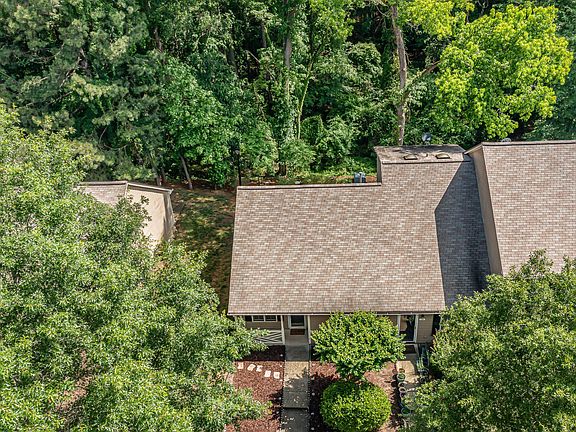 3rd image of 17 Crystal Oaks Ct