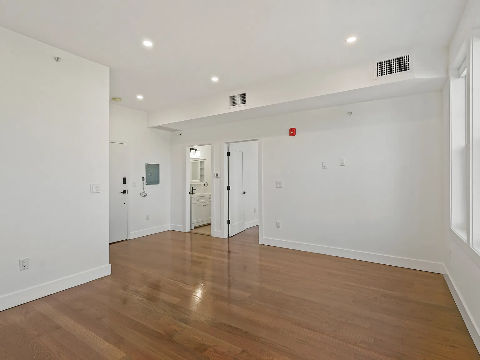24 Broad St — Photo 3
