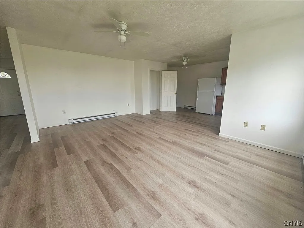 3 bed, 1.0 bath, 4921 sqft, $1,800 — Photo 4