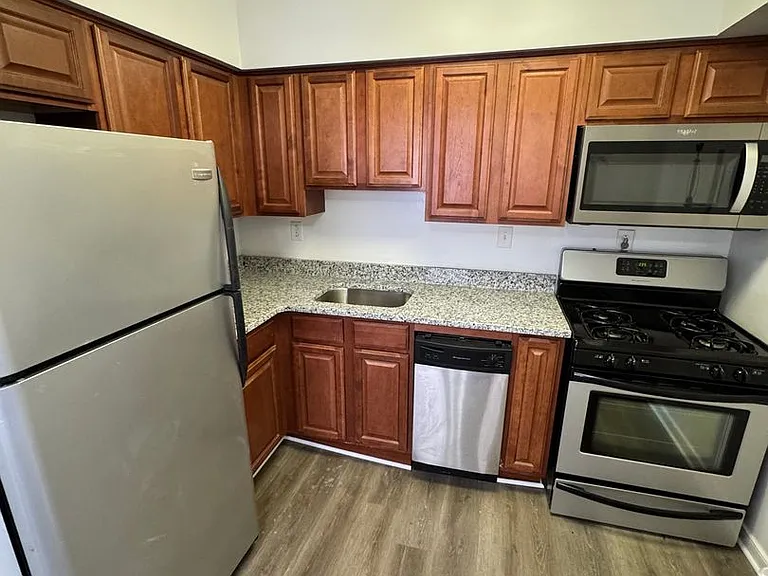 2 bed townhouse! Central Air, laundry. Great location. — Photo 3