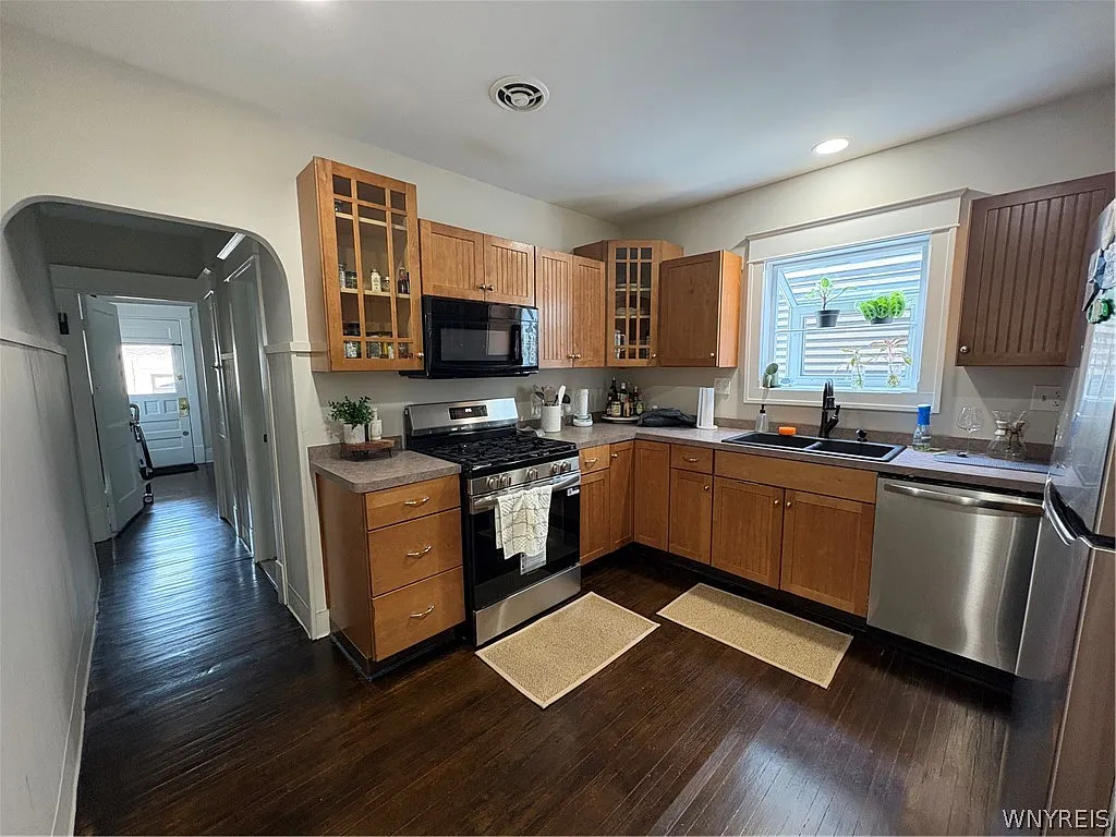 3 bed, 1.0 bath, 2570 sqft, $1,950 — Photo 3