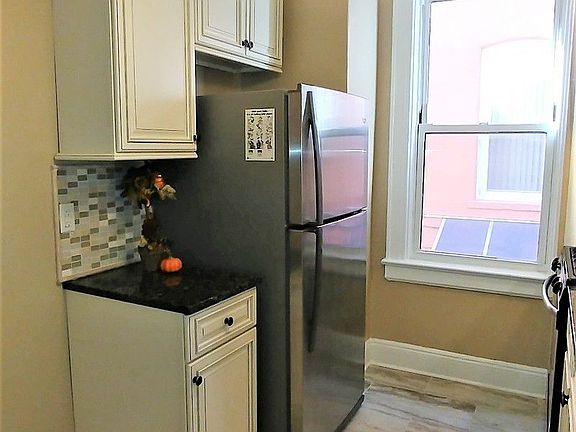 4th image of 2224 42nd St APT 1R