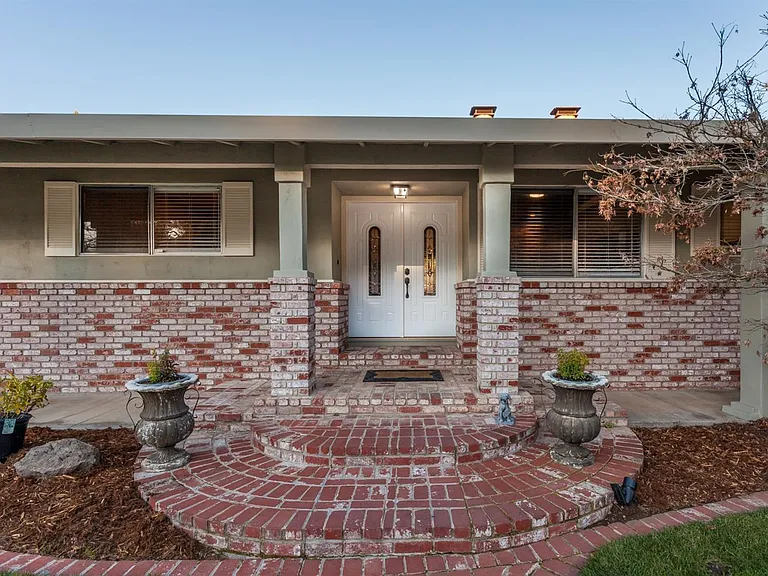 2572 Rollingwood Dr — Photo 2