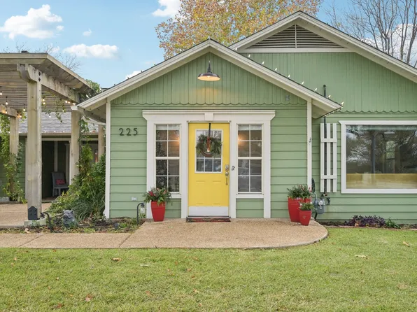 225 N Lucas Dr, Grapevine, TX 76051