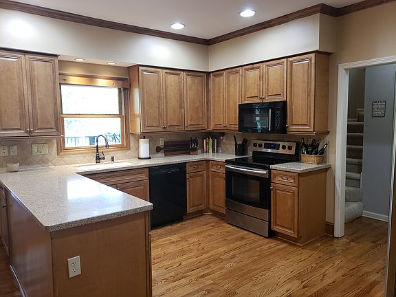 4th image of 108 Colonnade Dr