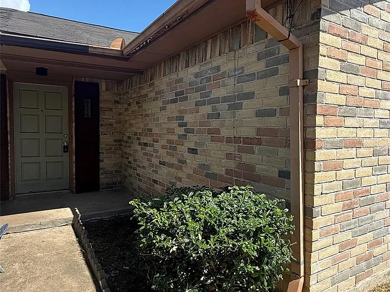 9511 Bollingbrook Dr — Photo 2