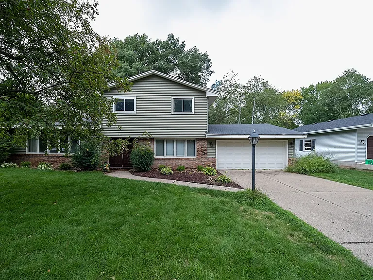 2416 Queens Dr — Photo 24