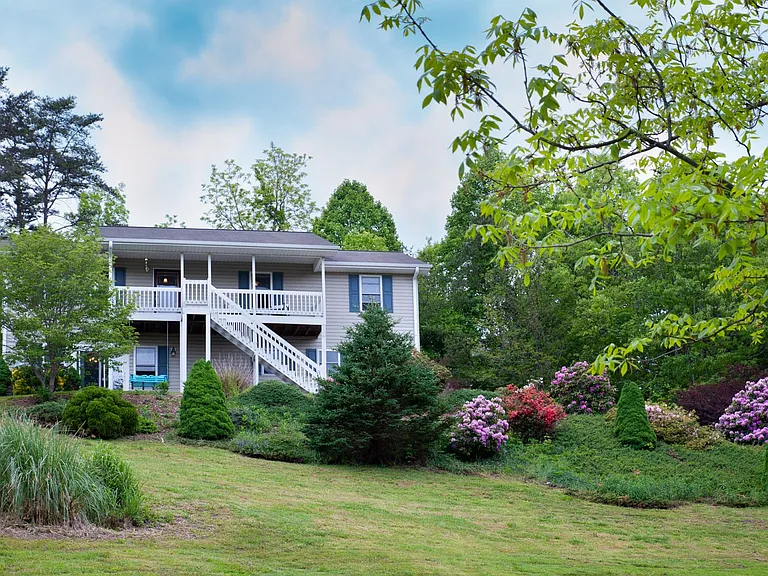 18 Pine Tops Dr — Photo 2
