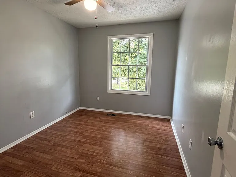 556 Burlington Ct — Photo 21