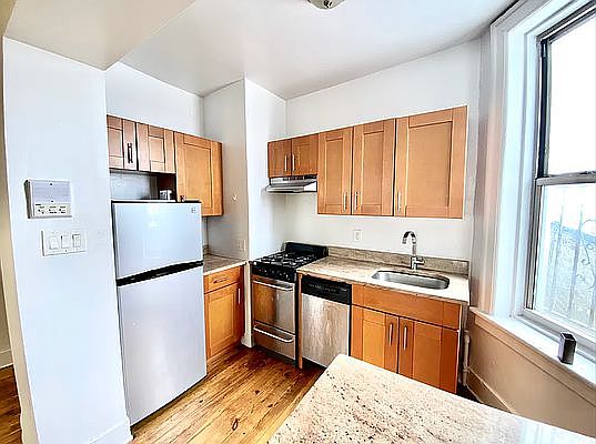 2nd image of 437 1st St APT 3B
