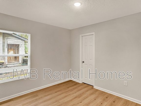 5th image of 1170 W 22nd St
