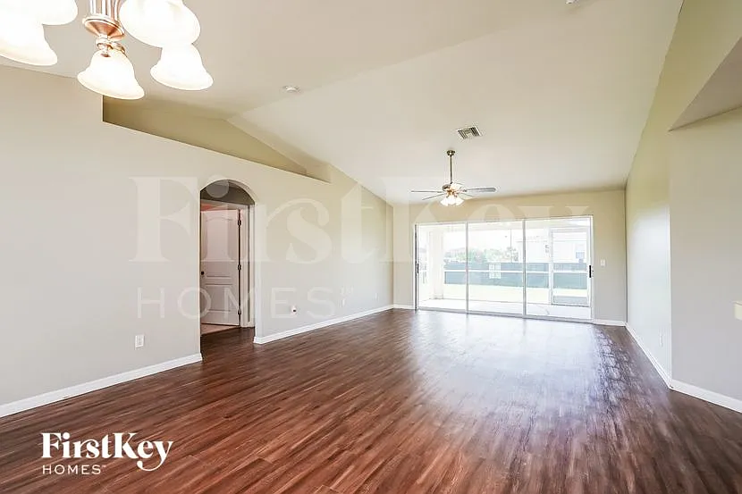 3 bed, 2.0 bath, 1408 sqft, $1,805 — Photo 3