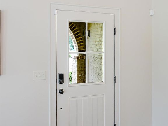 5th image of 1122 Regent Park Dr