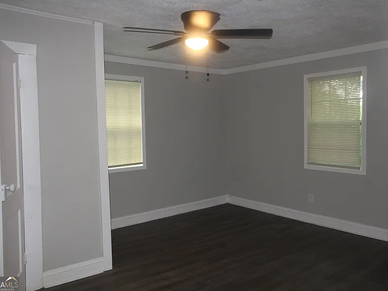 615 Snelson St — Photo 6