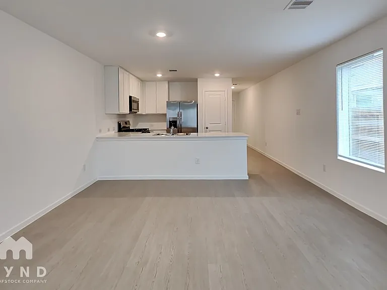 940 Capracotta Dr — Photo 3