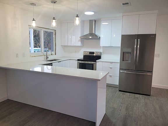 5th image of 615 Monterey Ave