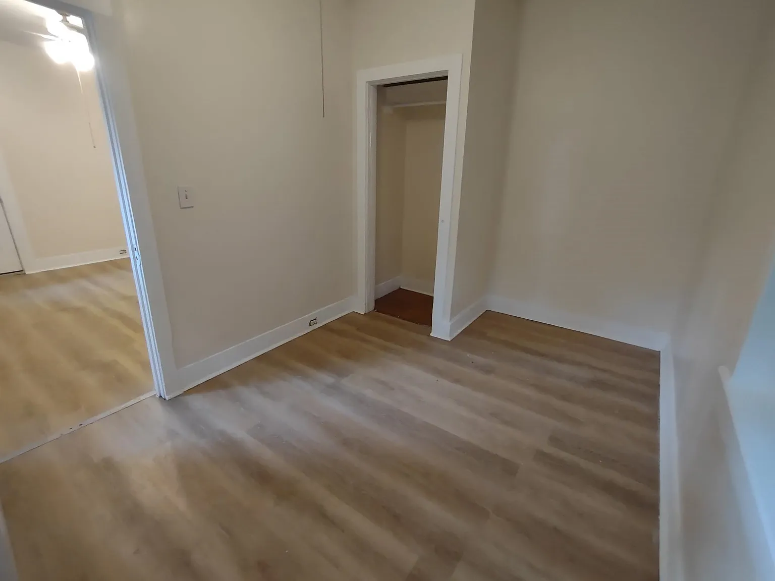 2 bed, 1.0 bath, 3060 sqft, $1,550 — Photo 4