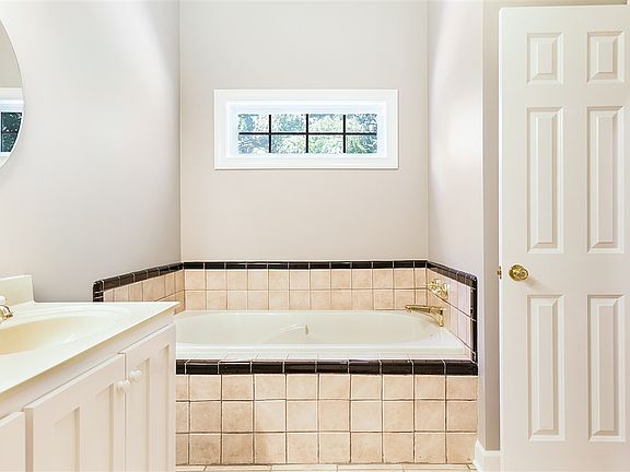 4th image of 19 Brentmeade Dr