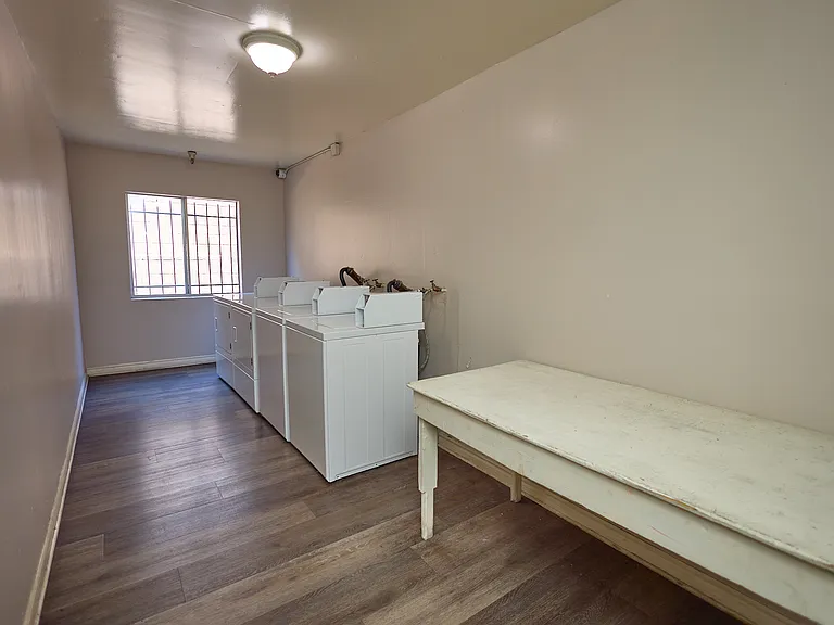 943 Elden Ave — Photo 15