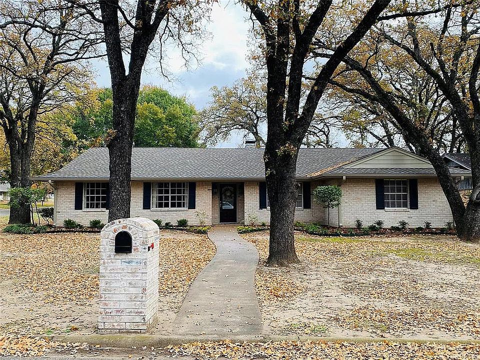 1st image of 2209 Highland Cir