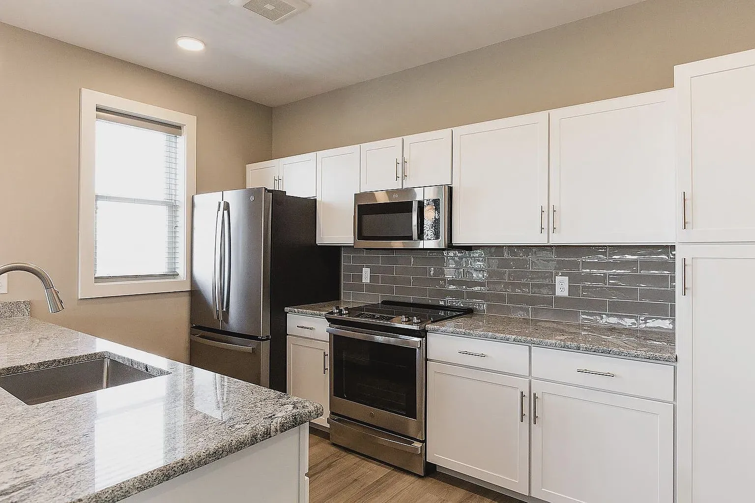 2 bed, 2.0 bath, 1200 sqft, $2,200 — Photo 3