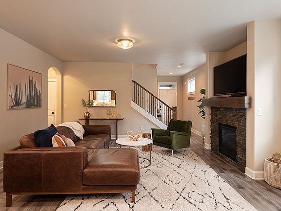 Living Room/Entry